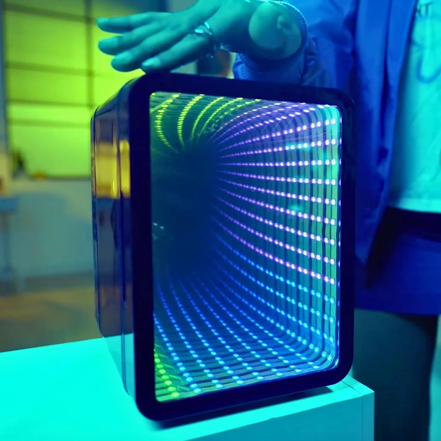 So Chill - Mini nevera con efecto LED infinito, jugadores, estudiantes, viajes en casa/coche, Hangouts + más, alimentado por USB, calcomanías incluidas, 6 latas regulares, puerta con efecto espejo