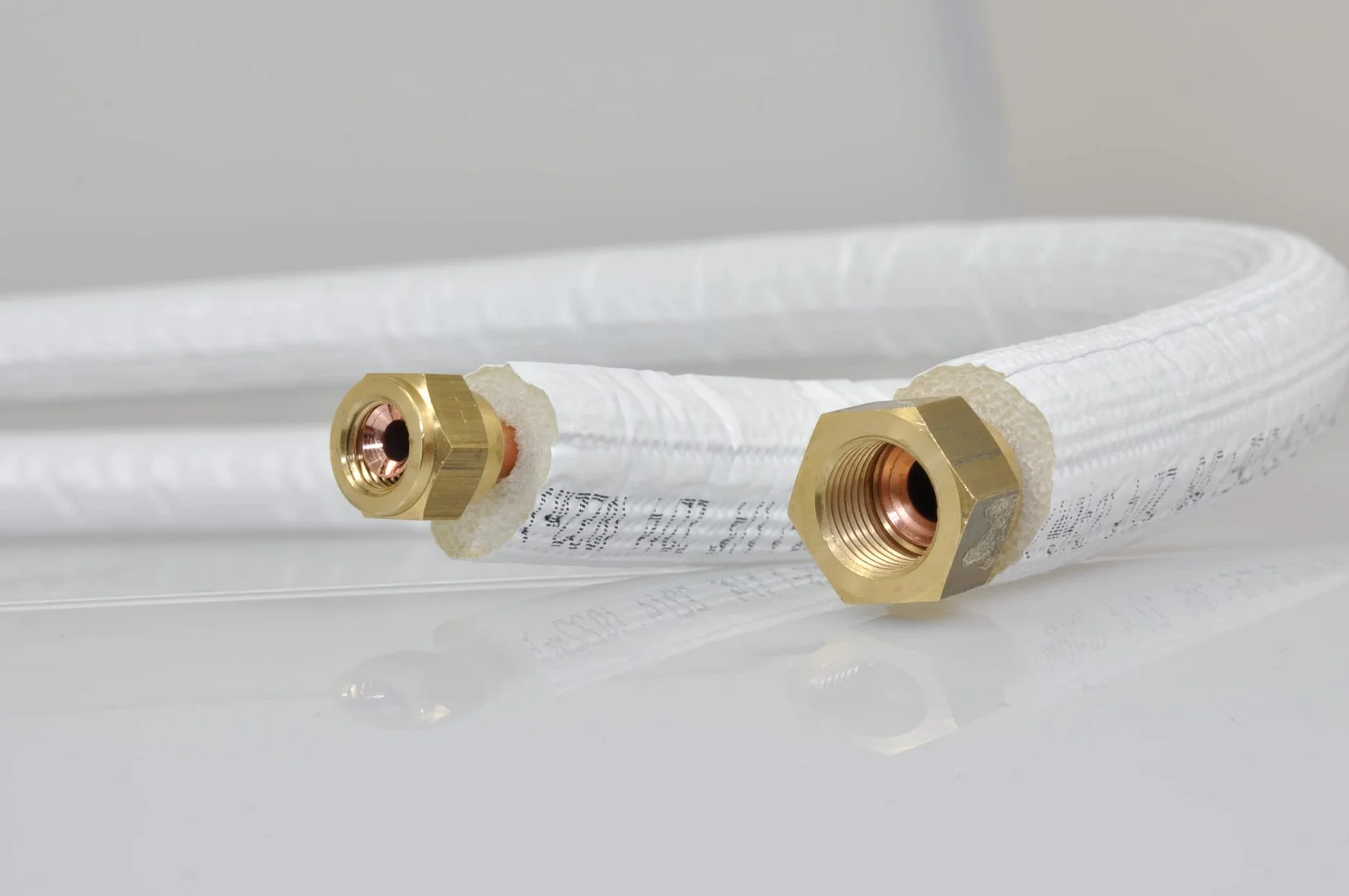 SYSTERM Conducto refrigerante para aire acondicionado dividido, tubo de cobre aislado listo para ajustar 1/4" + 3/8", los tubos preaislados para gases refrigerantes R32, R410A y R407C (longitud: 11 m)