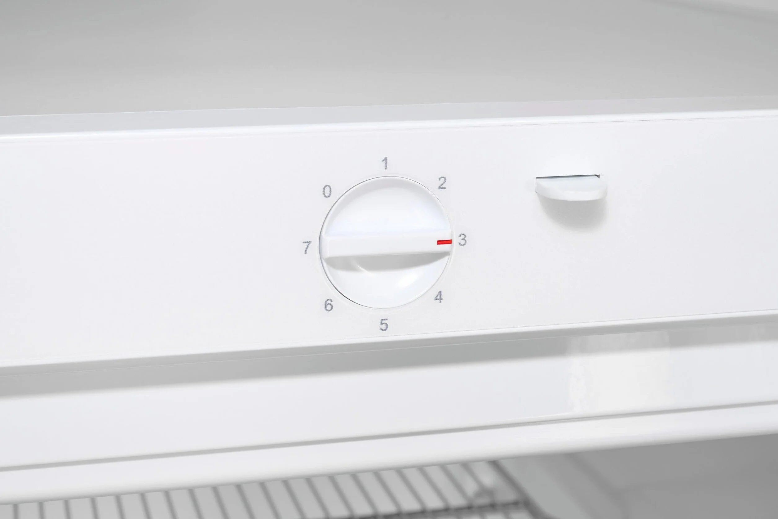 Exquisit® Frigorífico para Bebidas 296L, Color Blanco, Clase E, Puerta Reversible, 6 Estantes de Rejilla, Tirador Externo de Acero, Iluminación LED, Medidas (163,0 x 60,0 x 62,0 cm)