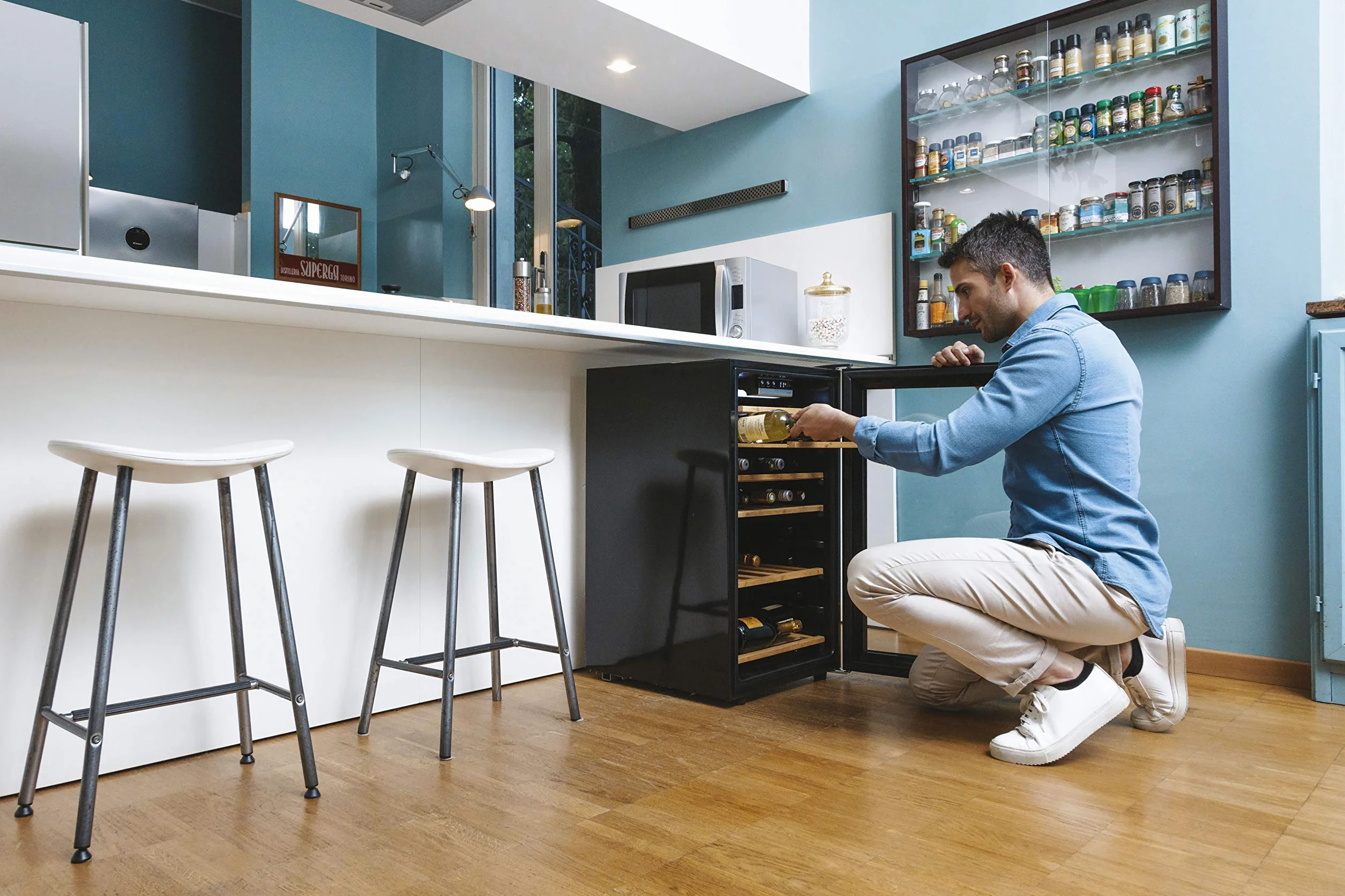 Candy CWC 154 EEL/N, Vinoteca, Capacidad 41 botellas, Wi-Fi, Luces LED, Baldas madera, Tratamiento anti uv, Puerta doble cristal reversible, 39dba, Clase A, Negro, 41 botellas plus Wi-Fi