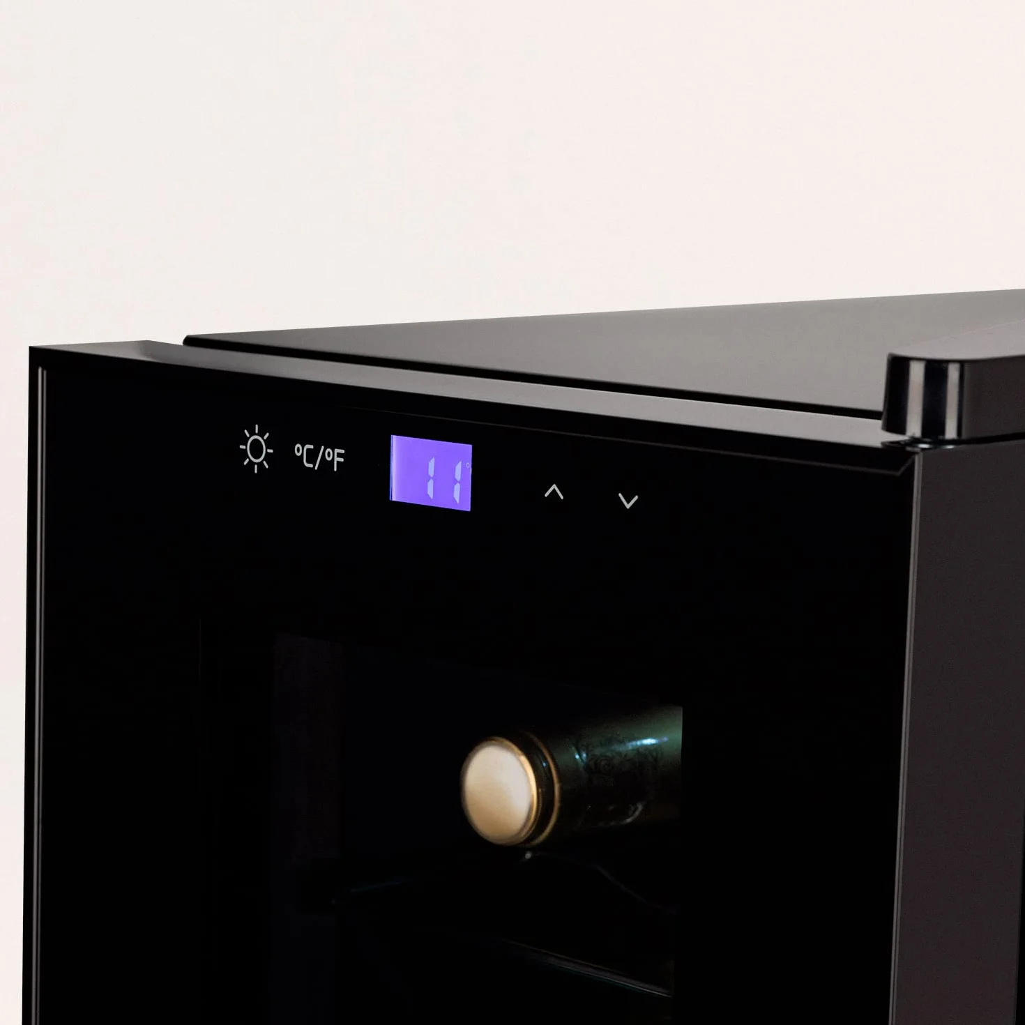 CREATE / WINECOOLER S/Vinoteca de 8 botellas Negra / 23L. 60W Luz LED. Display Digital. 3 Estantes. Doble Aislamiento. Zonas de temperatura de 11-18 grado