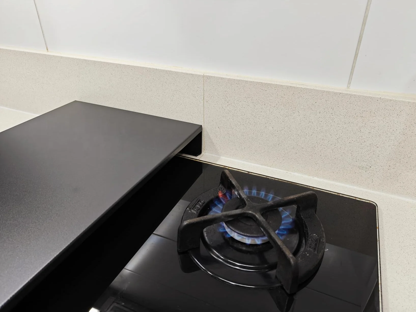 Protector de Encimera Universal en Acero Inoxidable Negro para Gas, Vitrocerámica, Induccion- Juego de 2 piezas Cubre Encimera gas, Cubre Vitroceramica 57x60x6 cm