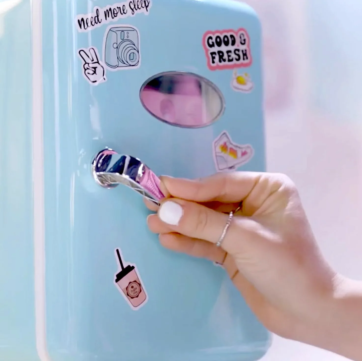 Canal Toys - Mini Fridge - Nevera Portátil - Refrigerador Azul Ideal para Regalo - Neverita con Cable USB y Pegatinas Decorativas - INF037