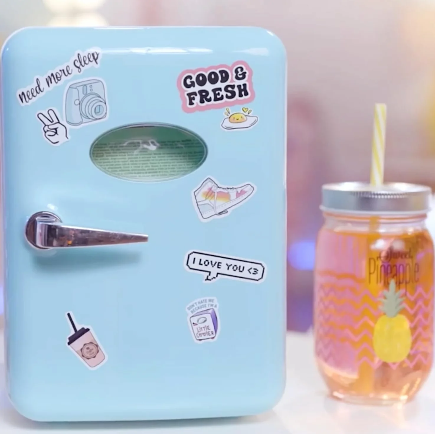 Canal Toys - Mini Fridge - Nevera Portátil - Refrigerador Azul Ideal para Regalo - Neverita con Cable USB y Pegatinas Decorativas - INF037