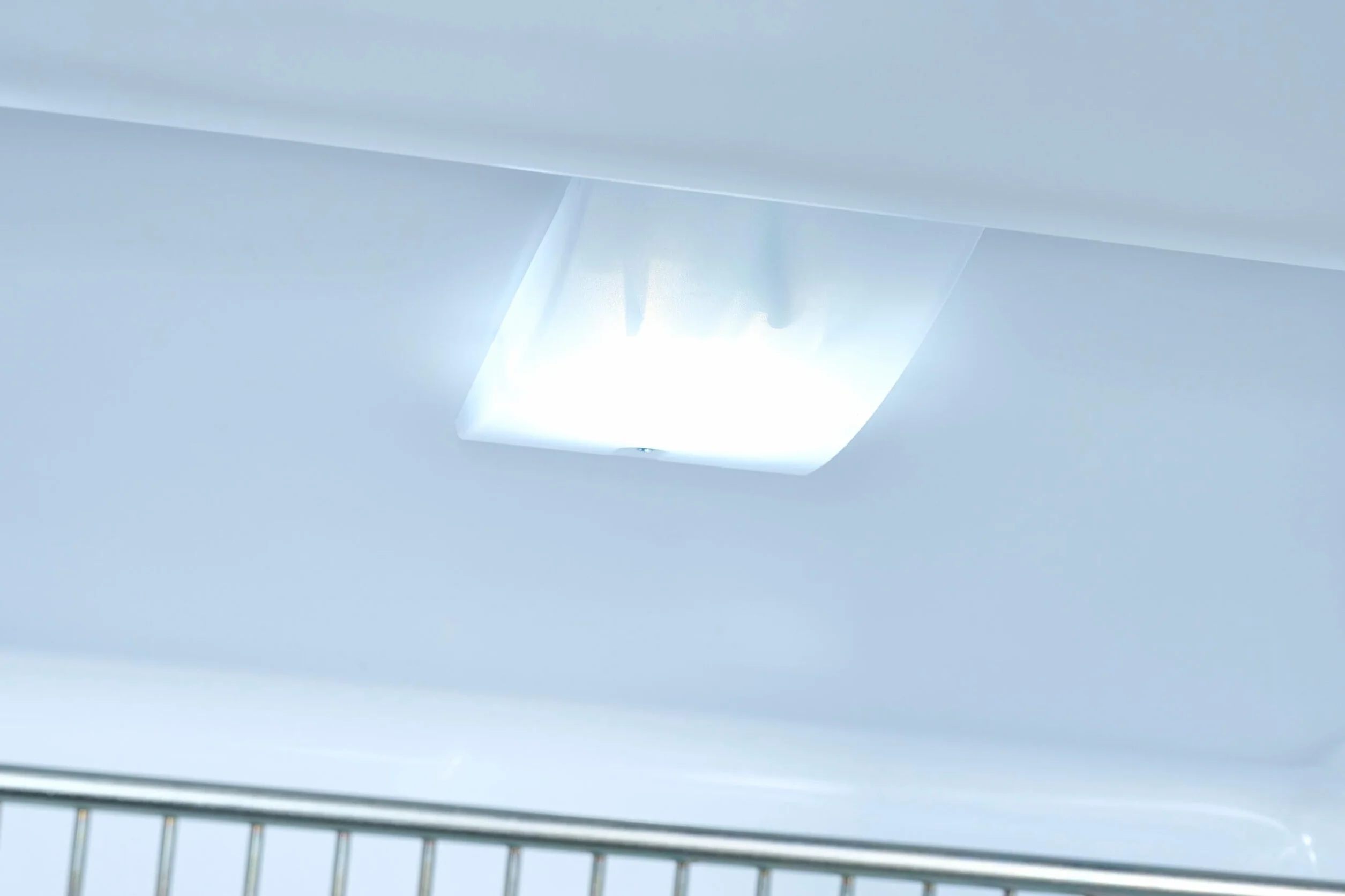 Exquisit® Frigorífico para Bebidas 296L, Color Blanco, Clase E, Puerta Reversible, 6 Estantes de Rejilla, Tirador Externo de Acero, Iluminación LED, Medidas (163,0 x 60,0 x 62,0 cm)