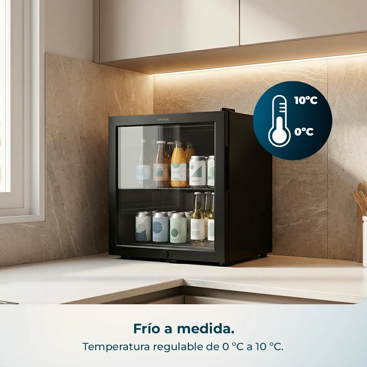 Cecotec Mini Frigorífico con Puerta de Cristal Bolero CoolMarket BC 72 Black, 72 Litros de Capacidad, 44,5 cm de Ancho, 67,8 de Alto, Iluminación LED interior, Temperatura 0ºC a 10ºC