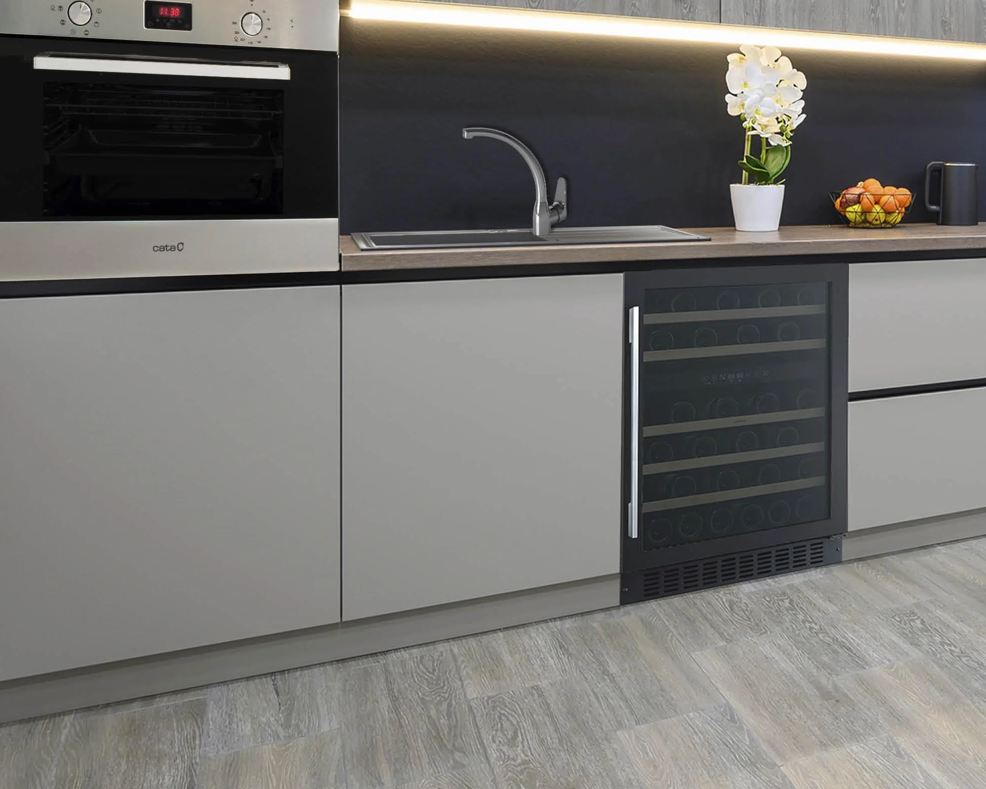 Cata Vinoteca VI 59082 BK No Frost Capacidad 46 Botellas Control Electrónico de Temperatura Panel Touch Control Digital Luz Interior LED Puerta Reversible Ventilación Interna Ancho 59,5 cm Color Negro
