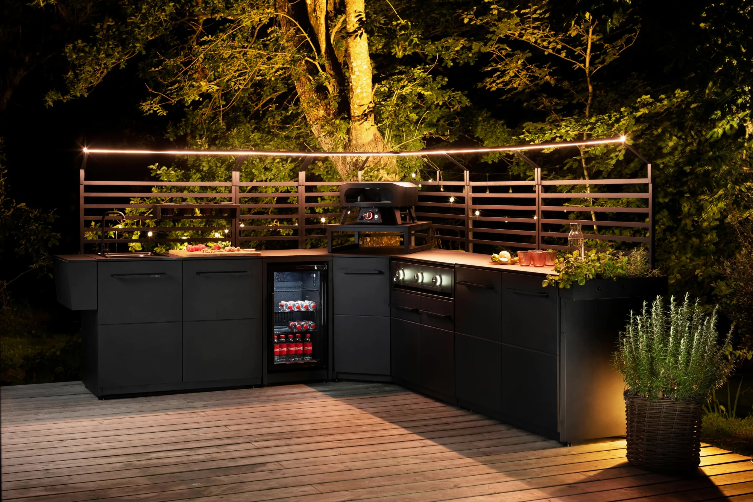Cozze® Elements - Frigorífico de exterior 63 L – Vitrina de bebidas con puerta de cristal templado, luz LED, pantalla digital, 3 estantes de cristal, refrigeración por compresor 3-10 °C, enchufe IP44