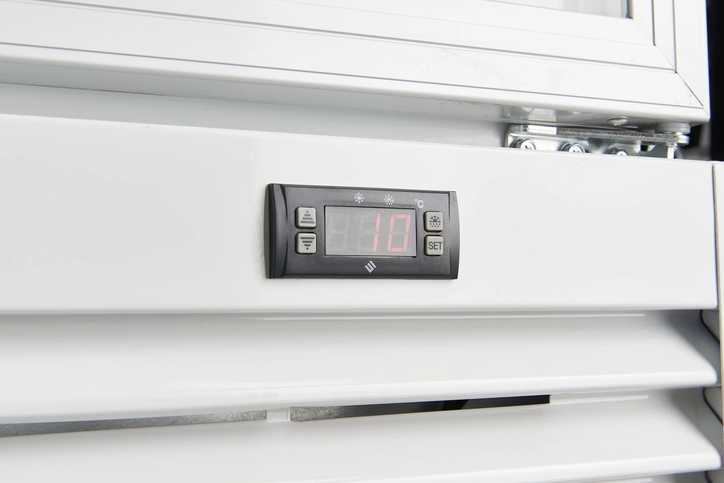 METRO Professional Frigorifico para Bebidas GSC2100, 930 L, 10 Estantes ajustables, Descongelación automática, Enfriamento ventilado, Iluminación LED interna, con Cerradura y Capota, 4 Ruedas, blanco