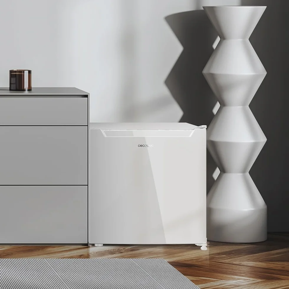 Cecotec Mini Frigorífico Convertible a Congelador 31L Bolero CoolMarket TT 31 Dual White E. Minibar con Función Nevera o Congelador, Alto 49,6cm y 47,4cm de Ancho, Control Mecánico, Blanco