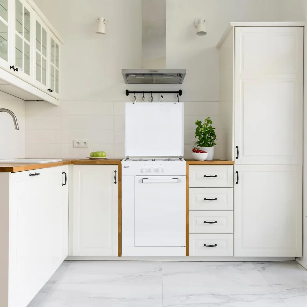 Svan Cocina de Gas Butano Blanco SKG3500PB. 3 Zonas de Cocinado, Quemador WOK triple llama, Compartimento Bombona, Kit Conversión Gas Natural, Acabado en Esmalte Blanco