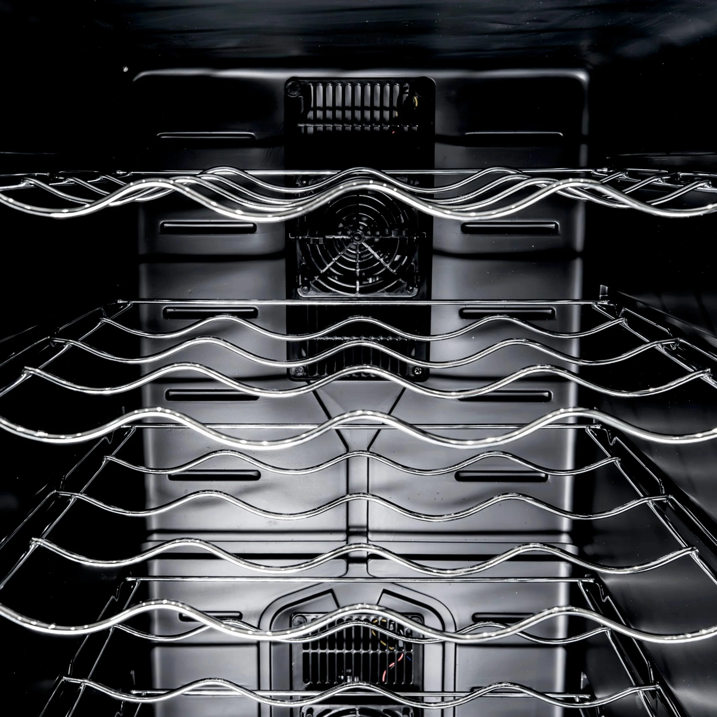 Vinoteca Oriva 78L | Capacidad 28 botellas | LED multicolor sincronizable con música | Control digital |Refrigeración termoeléctrica 8–18 °C | Mando a distancia | Diseño moderno silencioso y compacto