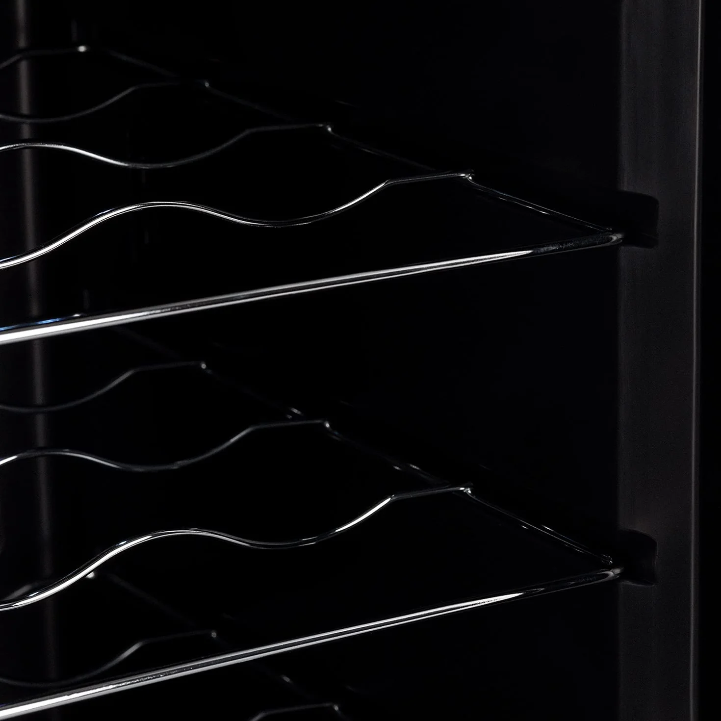 CREATE / WINECOOLER S/Vinoteca de 8 botellas Negra / 23L. 60W Luz LED. Display Digital. 3 Estantes. Doble Aislamiento. Zonas de temperatura de 11-18 grado