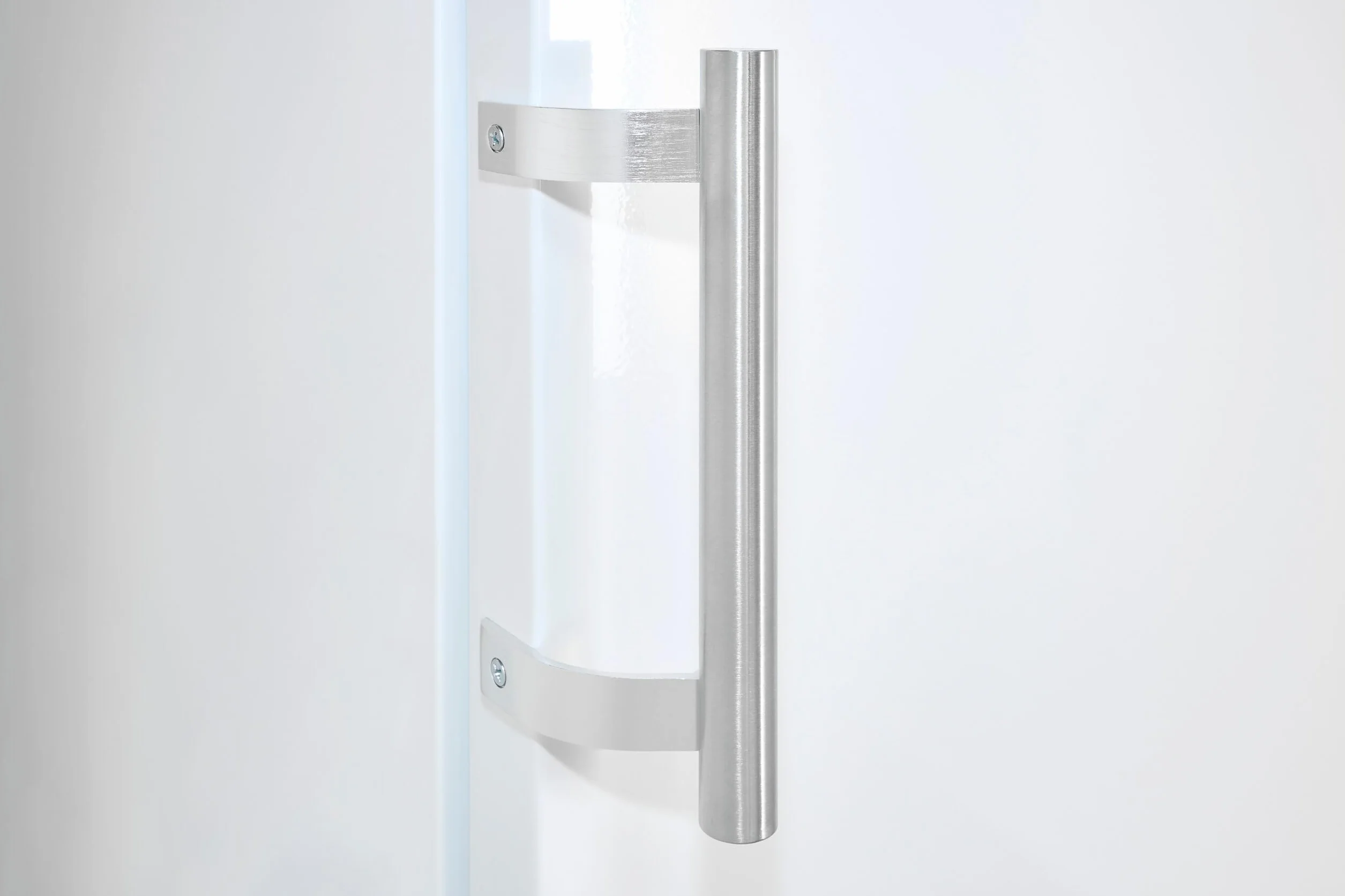 Exquisit® Frigorífico para Bebidas 296L, Color Blanco, Clase E, Puerta Reversible, 6 Estantes de Rejilla, Tirador Externo de Acero, Iluminación LED, Medidas (163,0 x 60,0 x 62,0 cm)
